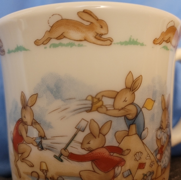 Royal Doulton Bunnykins Mug 1936 Beach Scene - Picture 5 of 5